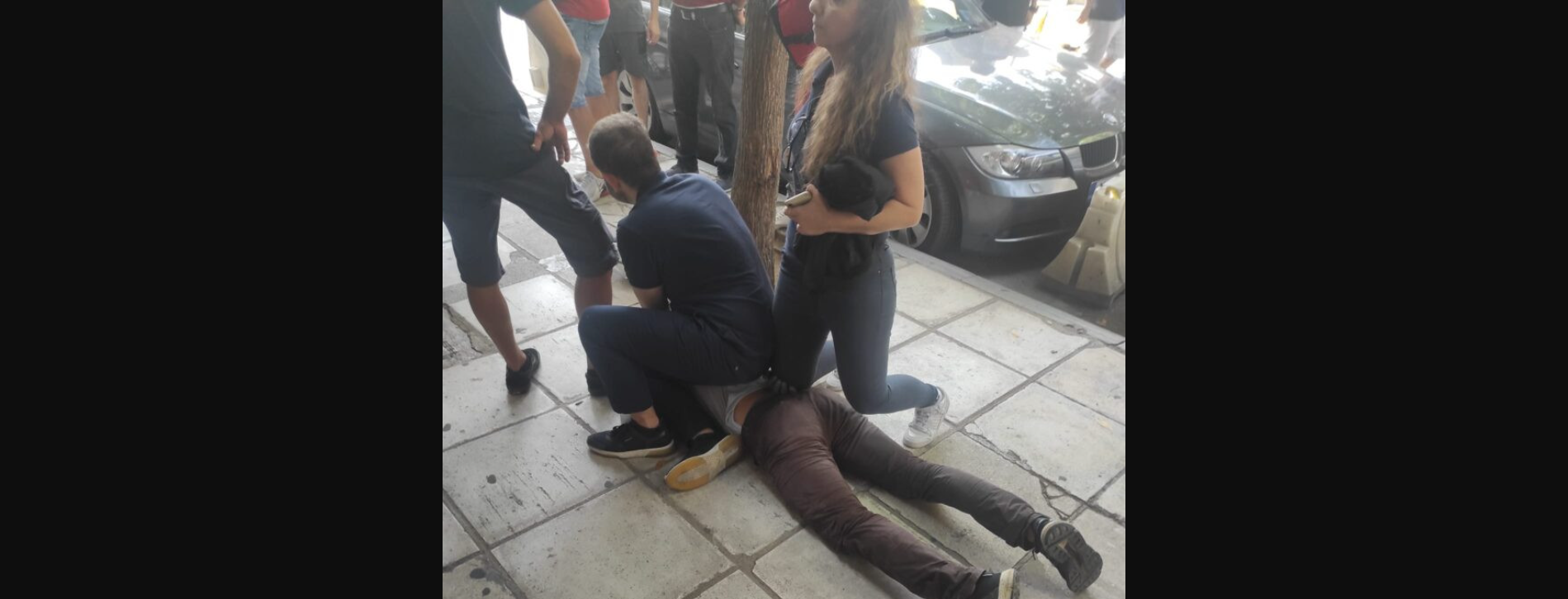 Θεσσαλονίκη: Πολίτες «τσάκωσαν» διαρρήκτη που προσπάθησε να μπει σε χρυσοχοείο (φωτο)