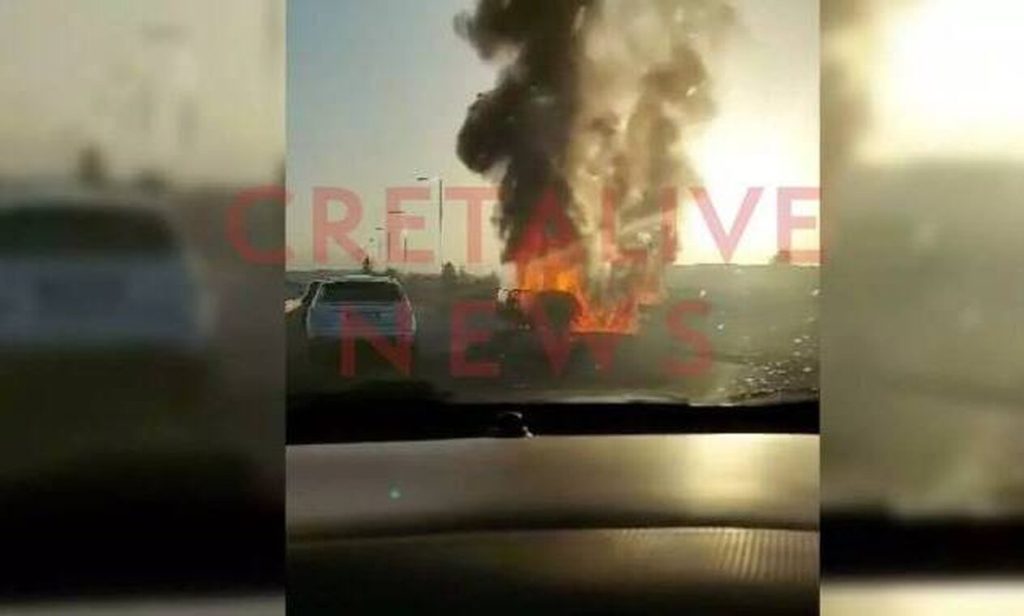 Αυτοκίνητο τυλίχθηκε στις φλόγες εν κινήσει στον ΒΟΑΚ Κρήτης (βίντεο)