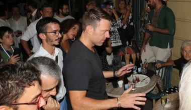Σ.Κασσελάκης: Σε πάρτι σε μπαρ της Αθήνας μαζί με φίλους και συνεργάτες (φωτό)