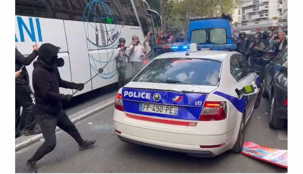 Χάος στο Παρίσι: Διαδηλωτές επιτέθηκαν με σιδερόβεργες σε περιπολικό – Αστυνομικός έβγαλε όπλο (βίντεο)
