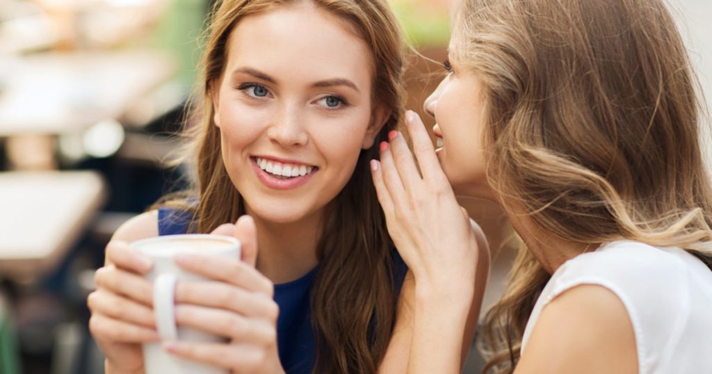 Θέλουν να τα ξέρουν όλα: Αυτά είναι τα τέσσερα ζώδια που λατρεύουν το κουτσομπολιό