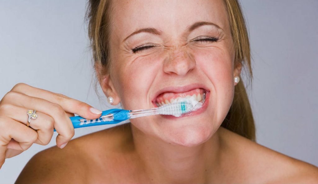 Τελικά είναι σωστό να πλένουμε τα δόντια μας πριν ή μετά το φαγητό – Γιατρός αποκαλύπτει