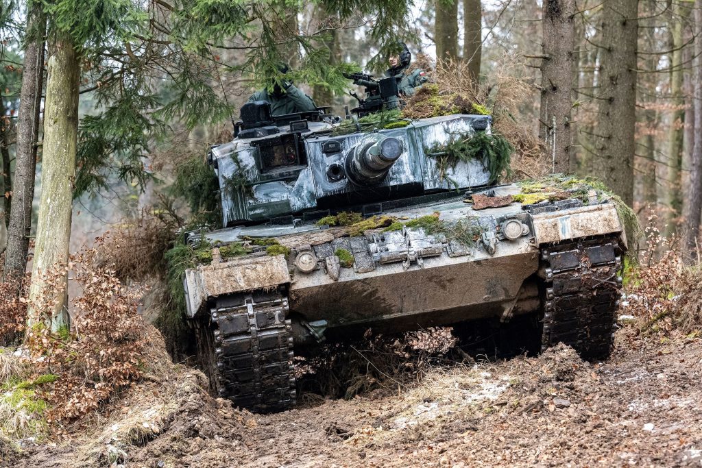 Λιωμένο Leopard-2A4 στην Ουκρανία μετά από πλήγμα – Το πλήρωμα ήταν μέλη του γερμανικού στρατού λένε οι Ρώσοι