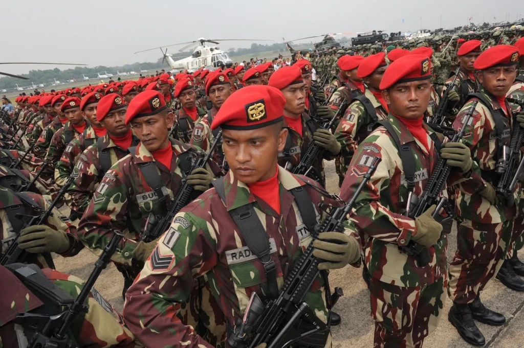 Η στρατιωτική εκπαίδευση στην Ινδονησία είναι σε άλλο επίπεδο: Πυροβολούν ανάμεσα από τους στρατιώτες (βίντεο)