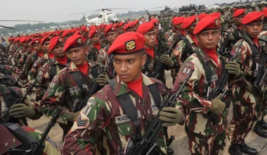 Η στρατιωτική εκπαίδευση στην Ινδονησία είναι σε άλλο επίπεδο: Πυροβολούν ανάμεσα από τους στρατιώτες (βίντεο)
