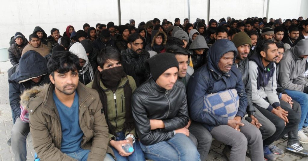 Η κυβέρνηση νομιμοποιεί 180.000 παράνομους μετανάστες για να απασχοληθούν ως «εργάτες γης»