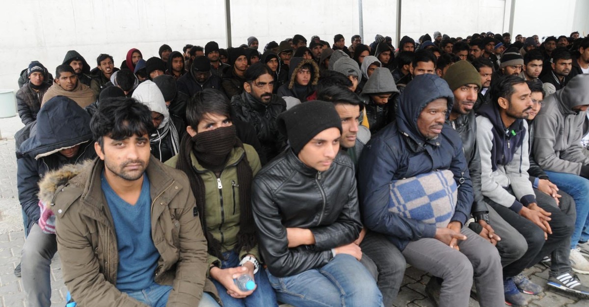Είναι επικίνδυνοι: Η κυβέρνηση νομιμοποιεί 180.000 παράνομους μετανάστες για να απασχοληθούν ως «εργάτες γης»