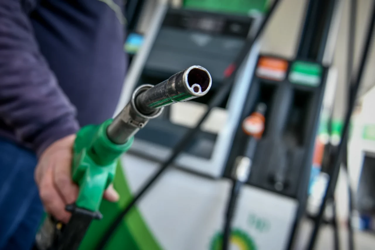 «Σύντομα θα δούμε στα 2,2 ευρώ την αμόλυβδη και 1,5 το πετρέλαιο θέρμανσης»: Τρομάζει η άνοδος των τιμών στα καύσιμα