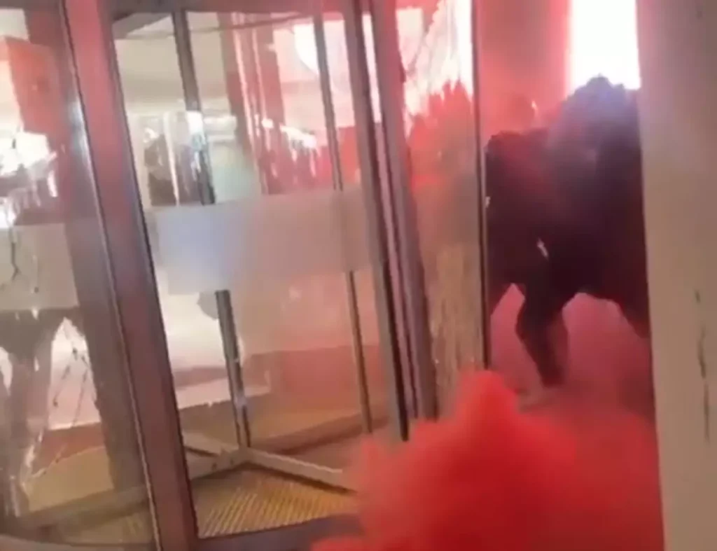 Άγιαξ: Σε έξαλλη κατάσταση οι οπαδοί – Έσπασαν τις πόρτες των αποδυτηρίων και απείλησαν τους παίκτες