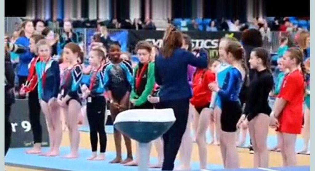 Ιρλανδία: Μετάλλιο σε όλα τα παιδιά εκτός από το μαύρο κορίτσι – Ζήτησαν συγγνώμη αλλά δεν το δέχονται