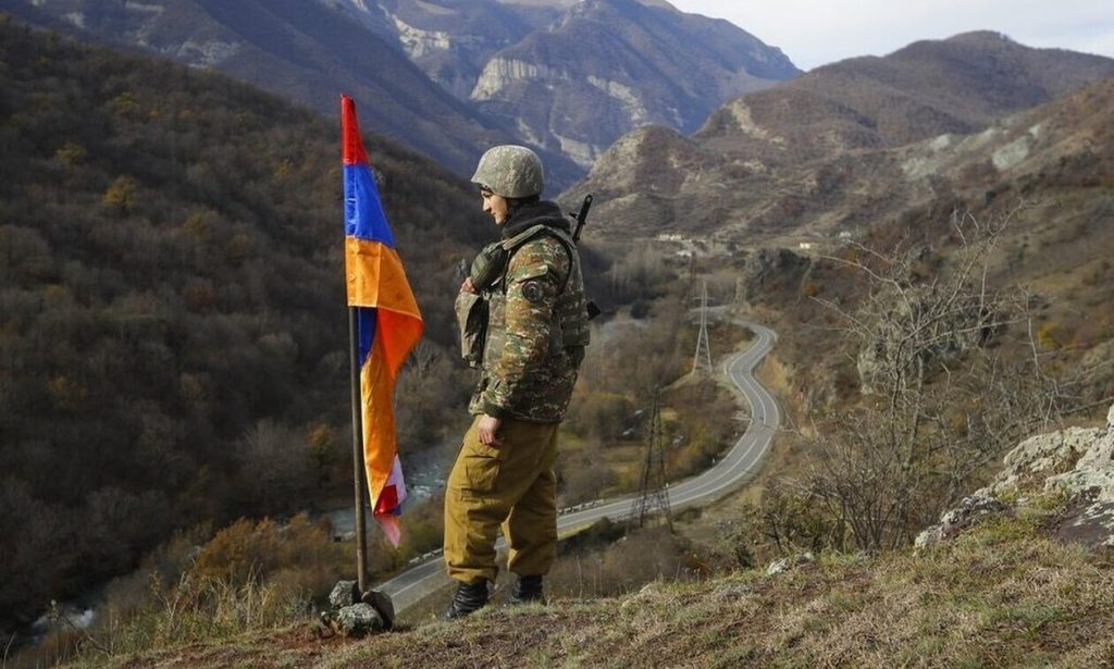 Αζέρος στρατιώτης σκοτώθηκε από ελεύθερο σκοπευτή στα σύνορα με την Αρμενία – Διαψεύδει το Γερεβάν