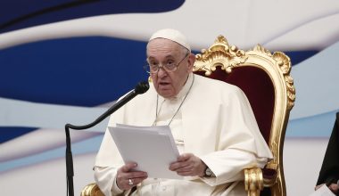 Πάπας Φραγκίσκος: «Ορισμένες χώρες πρώτα προμηθεύουν όπλα την Ουκρανία και μετά υπαναχωρούν»