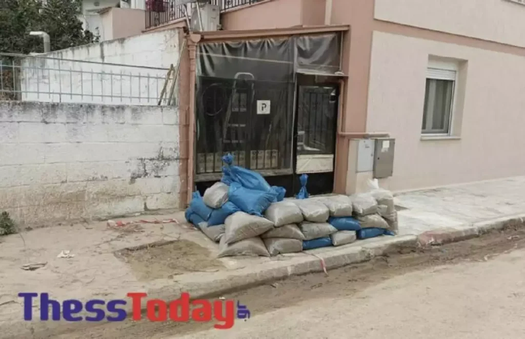 Βόλος: Οι κάτοικοι φοβούνται τη νέα κακοκαιρία – Τοποθετούν σακιά με άμμο στις εισόδους των πολυκατοικιών (φωτό)