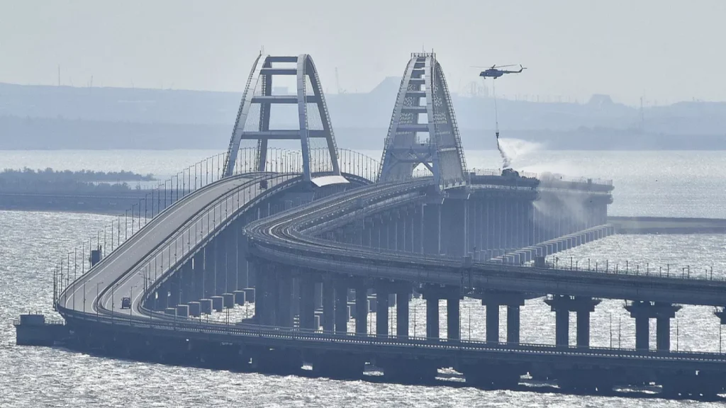 Διακόπηκε η κυκλοφορία στην γέφυρα της Κριμαίας υπό τον φόβο ουκρανικής πυραυλικής επίθεσης