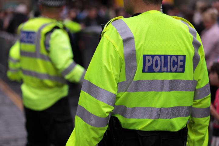 Βρετανία: Αστυνομικοί στο Λονδίνο καταθέτουν τα όπλα τους ως στήριξη σε συνάδελφο που διώκεται για φόνο