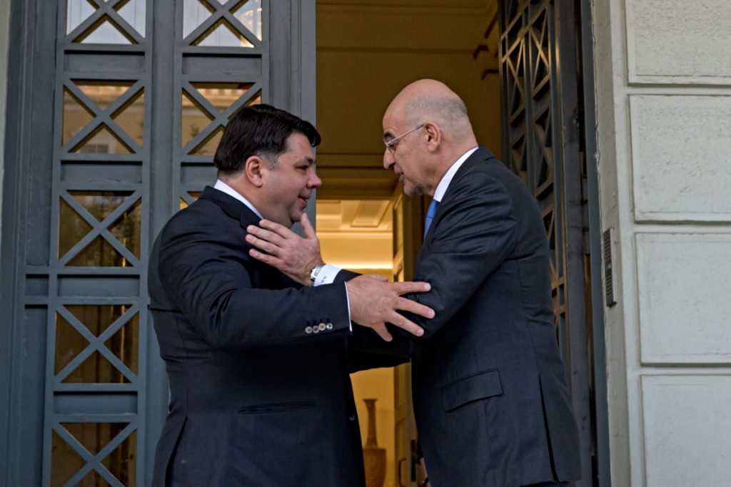 Με τον πρέσβη των ΗΠΑ Τζορτζ Τσούνη συναντήθηκε ο Ν.Δένδιας