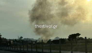 Θεσσαλονίκη: Φωτιά σε ξερά χόρτα κοντά στην 113 Πτέρυγα Μάχης (φώτο)