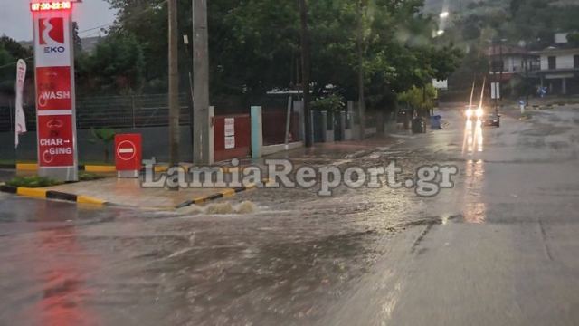 Κακοκαιρία Elias: Πλημμύρισε ξανά ο δρόμος για το νοσοκομείο Λαμίας (βίντεο)