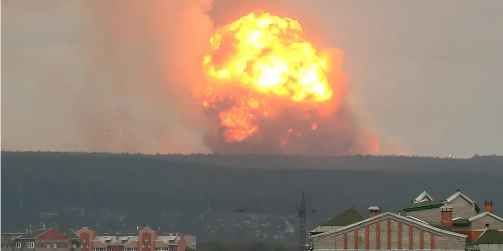 Οι Ουκρανοί έπληξαν ρωσική αποθήκη πυρομαχικών στο Λουγκάνσγκ (βίντεο)
