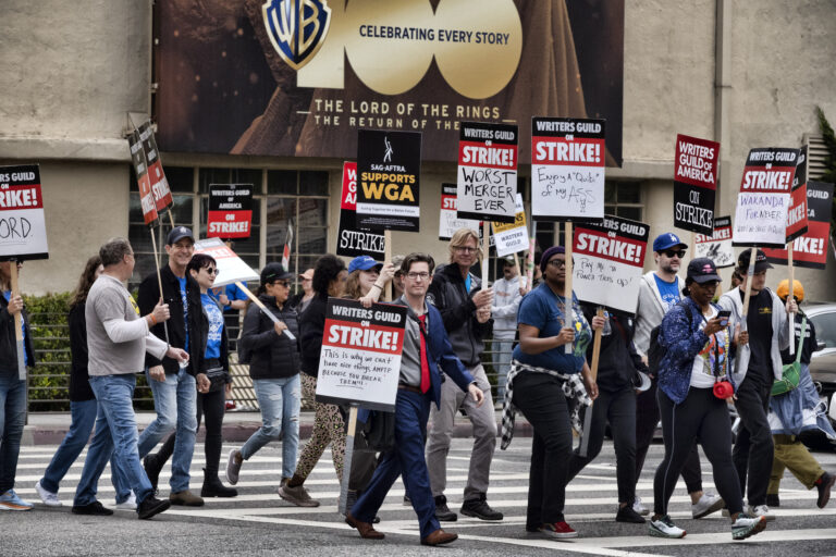 Χόλιγουντ: Τελειώνει η πεντάμηνη απεργία των σεναριογράφων – Κατέληξαν σε συμφωνία με τα στούντιο