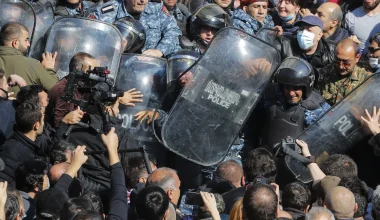 «Χάος» στην Αρμενία: Αντιπολίτευση και χιλιάδες διαδηλωτές ζητούν την παραίτηση του Νικόλ Πασινιάν