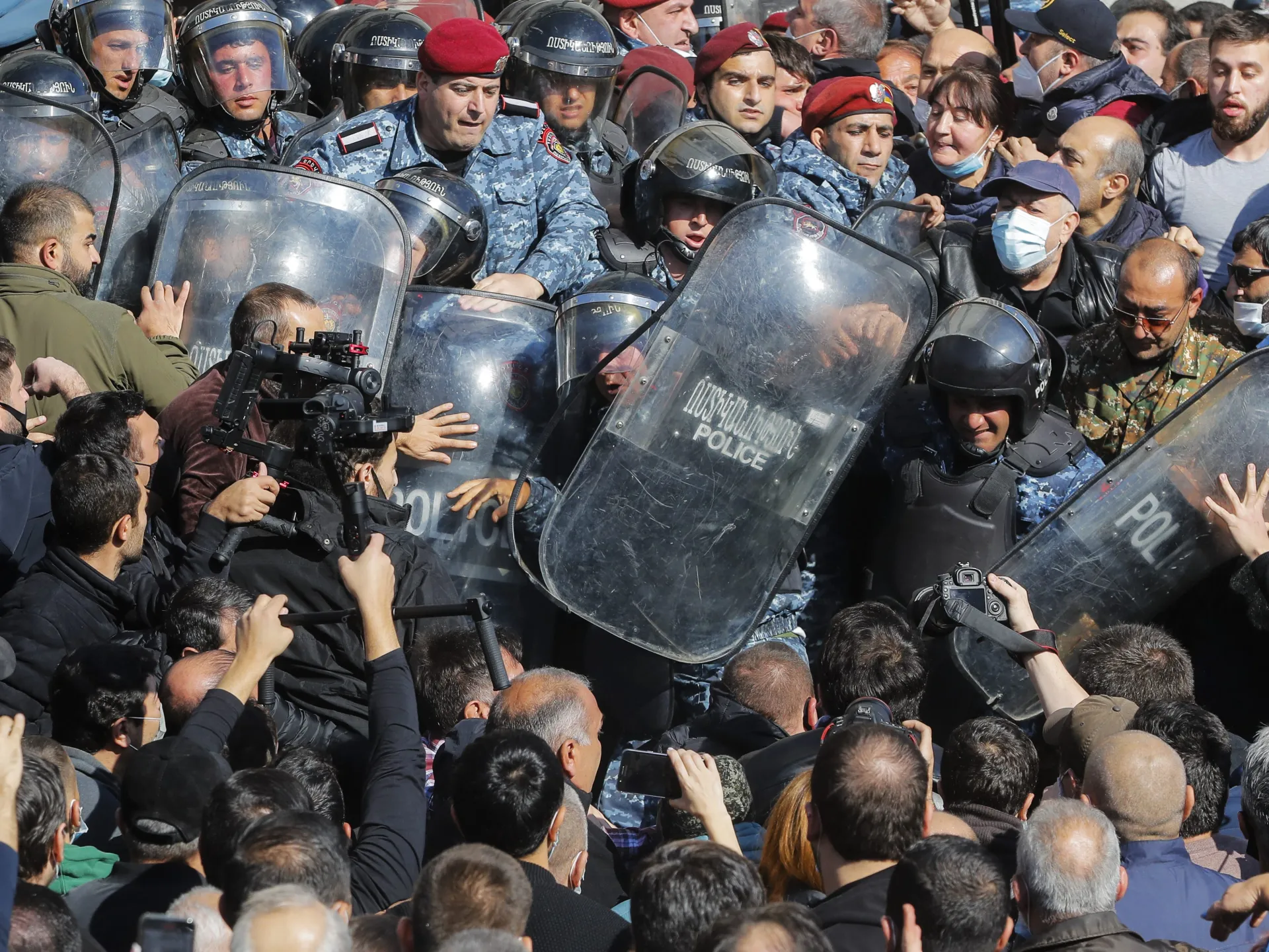 «Χάος» στην Αρμενία: Αντιπολίτευση και χιλιάδες διαδηλωτές ζητούν την παραίτηση του Νικόλ Πασινιάν