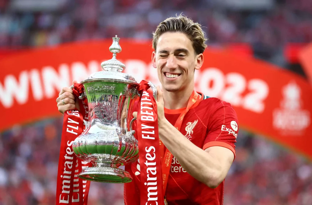 Κώστας Τσιμίκας: Ανανέωσε επίσημα το συμβόλαιό του με τη Λίβερπουλ