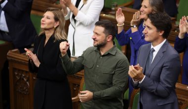 Πώς ο Β.Ζελένσκι «εξαπάτησε» και τους Καναδούς: Αποθέωσαν Ουκρανό ναζί στη Βουλή – Τι είχε γίνει στην Ελλάδα