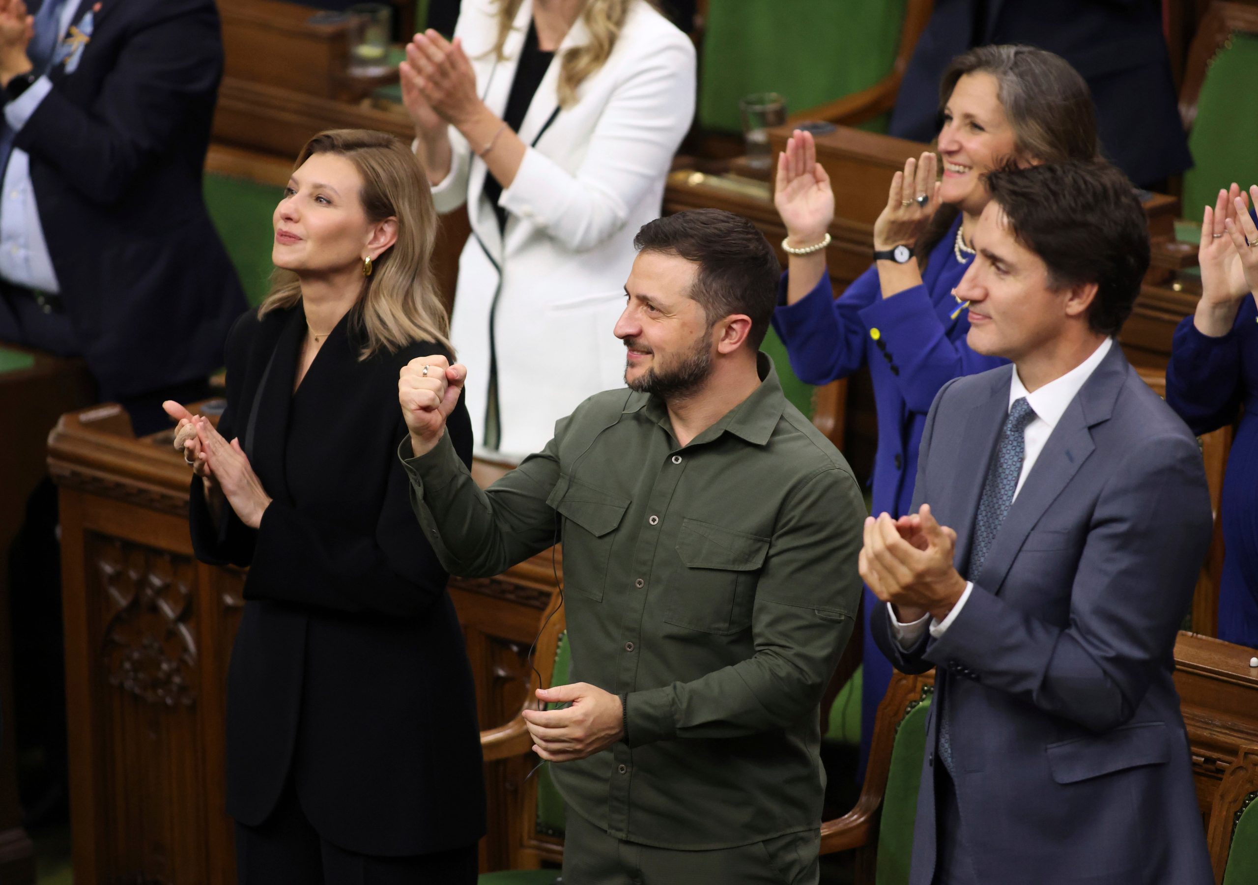 Πώς ο Β.Ζελένσκι «εξαπάτησε» και τους Καναδούς: Αποθέωσαν Ουκρανό ναζί στη Βουλή – Τι είχε γίνει στην Ελλάδα