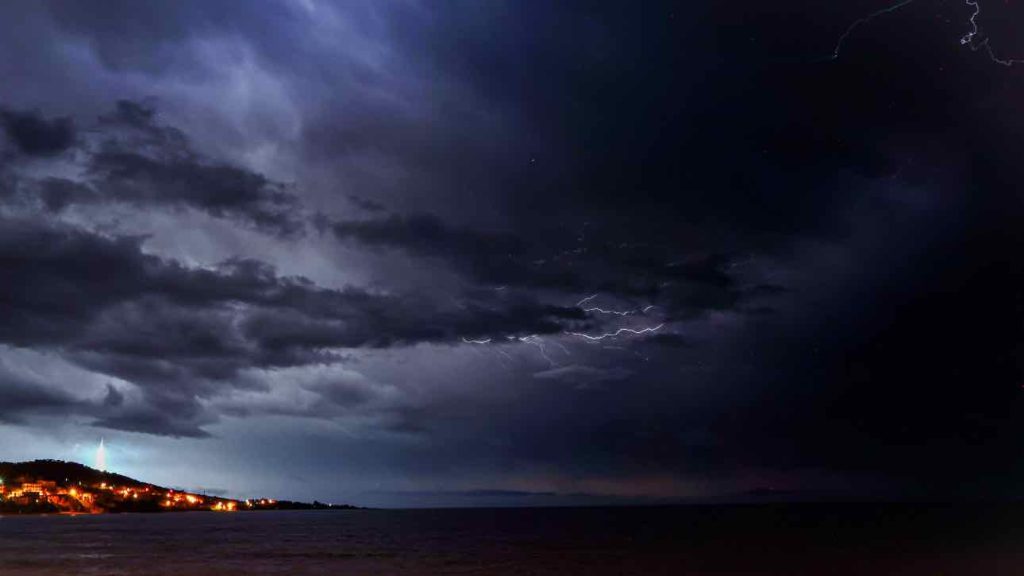 Κακοκαιρία Elias: Εστάλη μήνυμα από το «112» στο Ξυλόκαστρο για χαλαζοπτώσεις και καταιγίδες