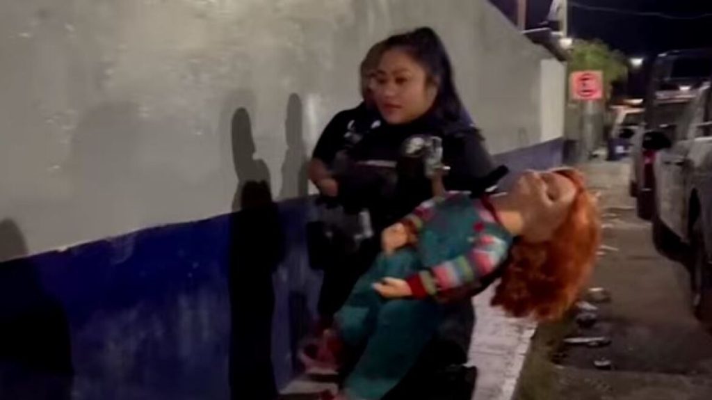 Μεξικό: Πέρασαν χειροπέδες σε μια… κούκλα του Τσάκι – Φόβιζε τους πολίτες με ένα μεγάλο μαχαίρι