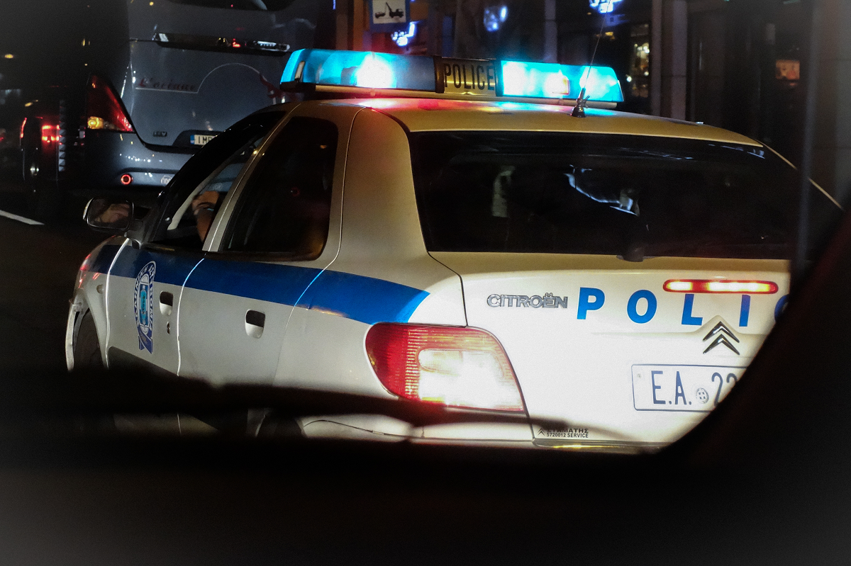 Αστυνομικοί ελέγχουν αυτοκίνητα για ηχορύπανση – Δείτε βίντεο