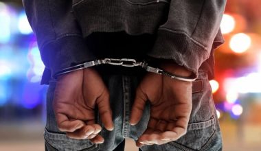 Συνελήφθησαν δύο άτομα έξω από το στάδιο «Απόστολος Νικολαΐδης» για ναρκωτικά και φωτοβολίδες
