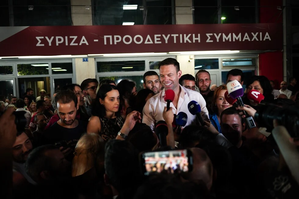 Κλίμα ευφορίας στην Κουμουνδούρου μετά την εκλογή του Σ.Κασσελάκη – «Νίκησε το φως» (φωτό)