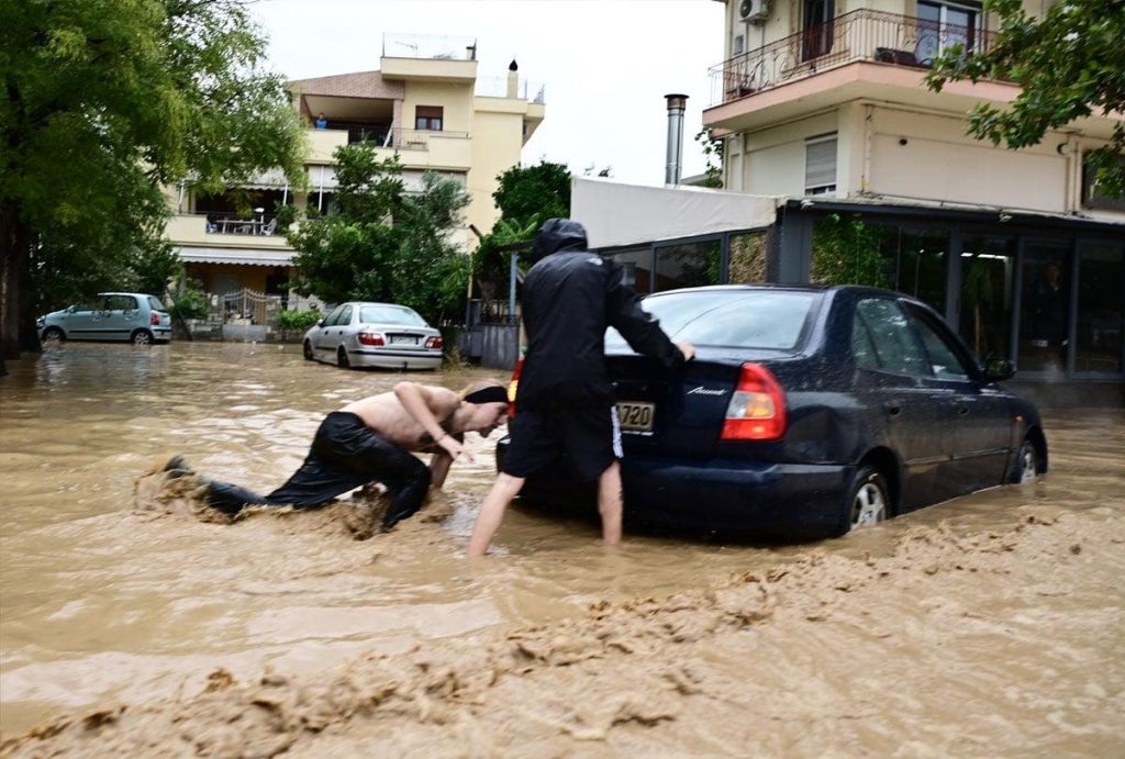 Κακοκαιρία Elias: Σε απόγνωση οι κάτοικοι της Καρδίτσας – Μεταφέρουν τα ΙΧ τους σε υψηλότερα σημεία