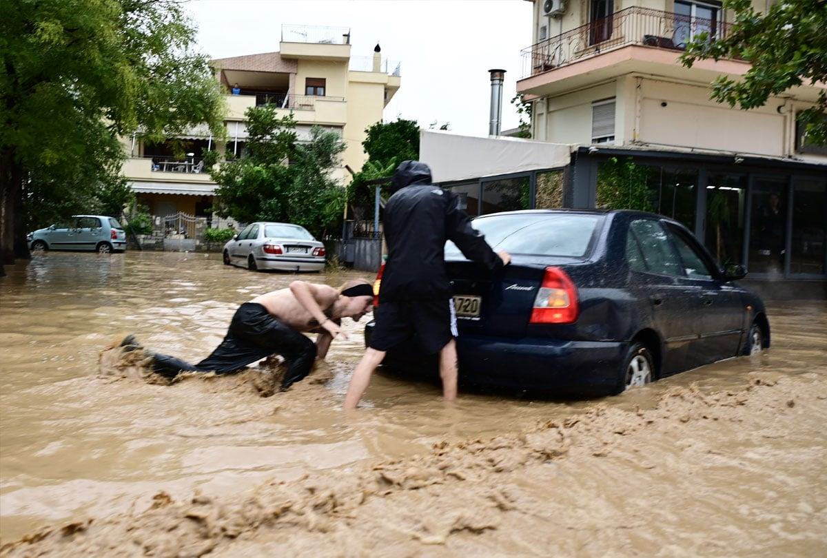 Κακοκαιρία Elias: Σε απόγνωση οι κάτοικοι της Καρδίτσας – Μεταφέρουν τα ΙΧ τους σε υψηλότερα σημεία