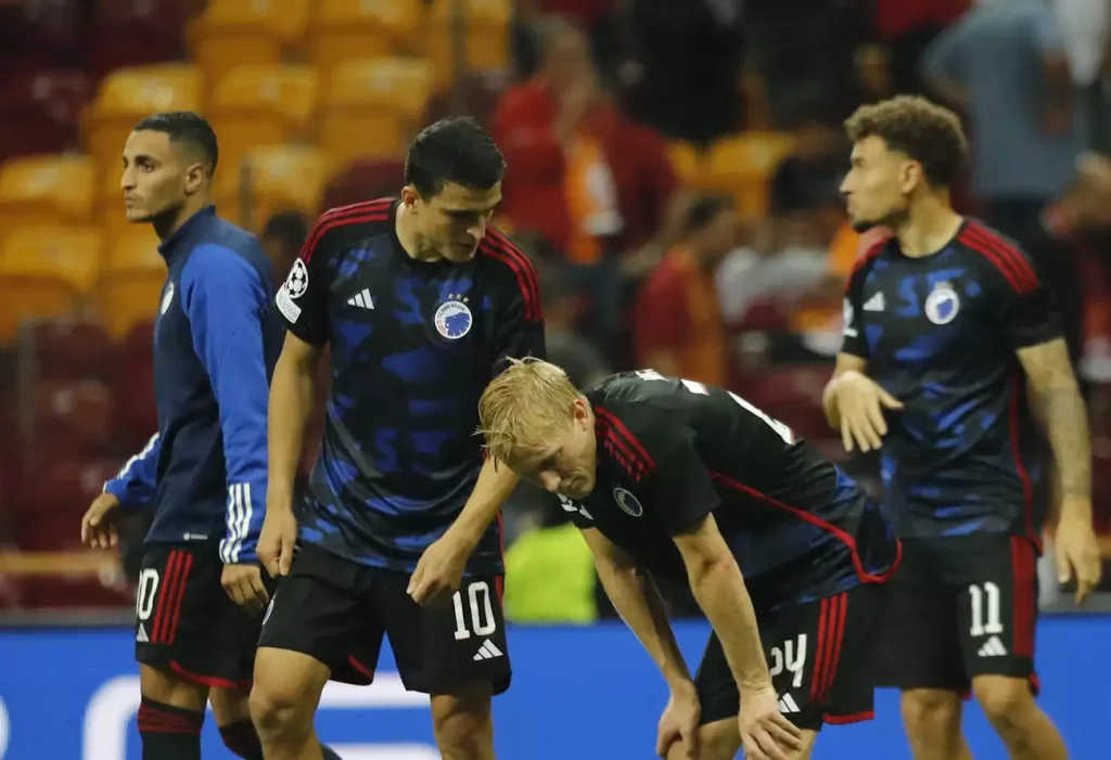 Δανία: Οπαδοί πέταξαν νεκρούς αρουραίους στο γήπεο στο Μπρόντμπι – Κοπεγχάγη