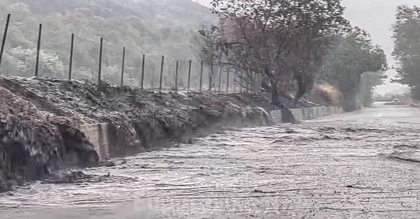 Κακοκαιρία: «Ποτάμια» οι δρόμοι στη Μακρακώμη (βίντεο)