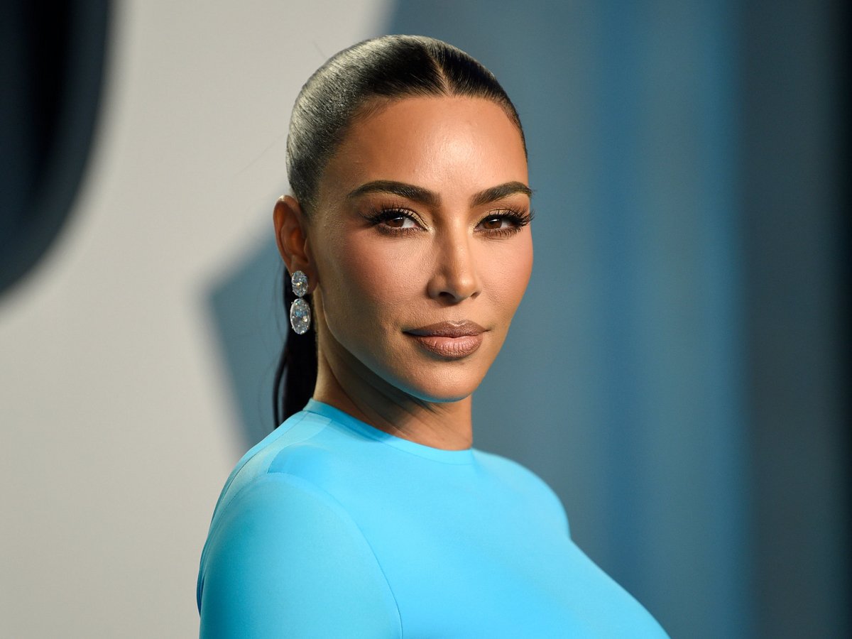 Αγνώριστη η Κιμ Καρντάσιαν: Πόζαρε σε εξώφυλλο περιοδικού με ξυρισμένο κεφάλι (φωτό)