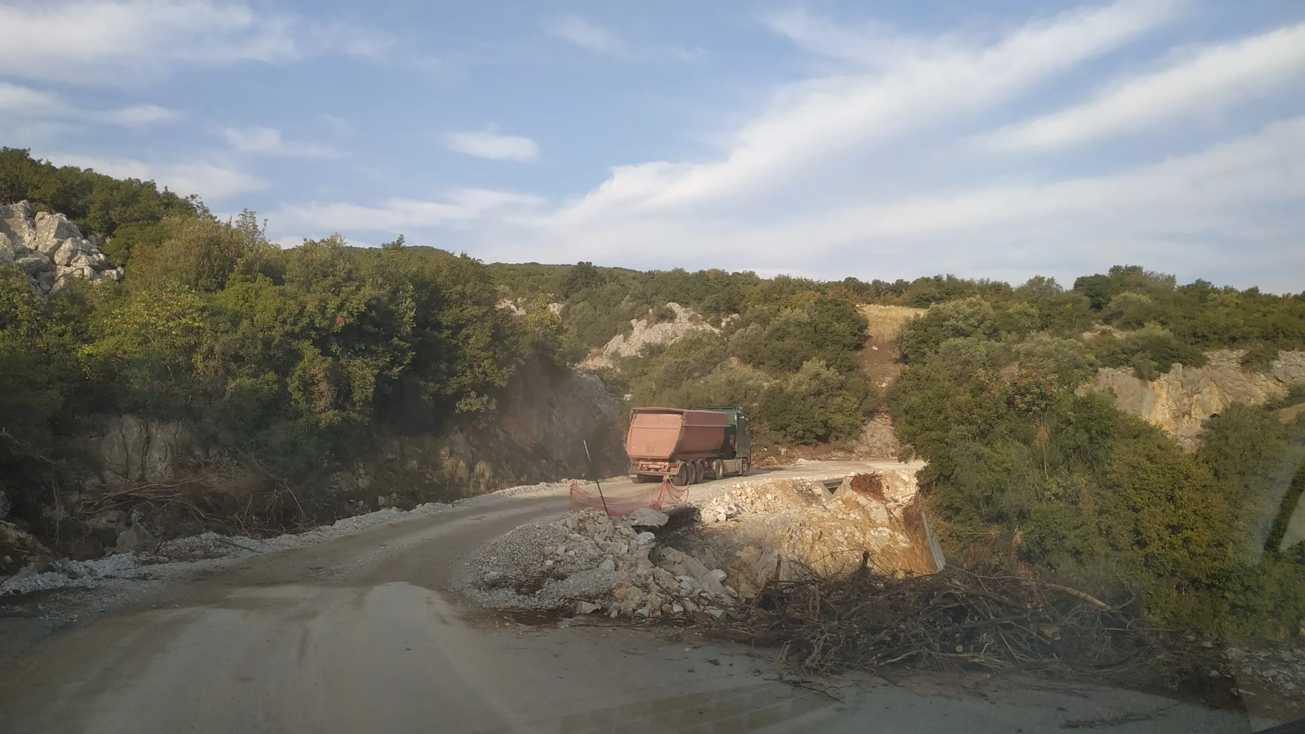 Κακοκαιρία: Μεγάλες καταστροφές στο οδικό δίκτυο που συνδέει χωριά του Ασπροποτάμου (φωτο)