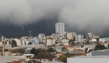 Βραζιλία: Η εντυπωσιακή στιγμή που σύννεφο «καταπίνει» τον ουρανό στο Caxias do Sul (βίντεο)