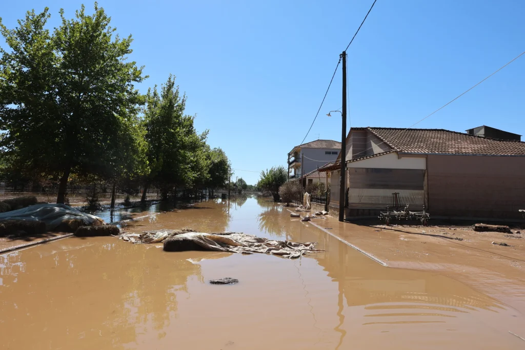 Αποκλείστηκε ξανά το χωριό Παλαιοχώρι Καλαμπάκας λόγω έλλειψης αντιπλημμυρικών έργων – Έπεσε ο δρόμος που το συνδέει με γέφυρα
