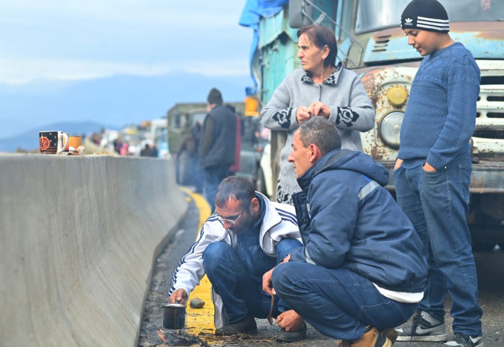 «Αδειάζει» το Ναγκόρνο-Καραμπάχ από Αρμένιους: Δεκάδες χιλιάδες πέρασαν τα σύνορα – Οι Αζέροι συλλαμβάνουν αξιωματούχους