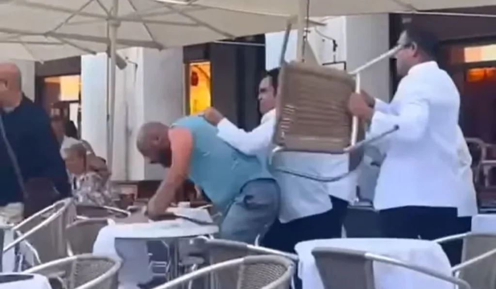 Άγριο ξύλο στη Βενετία: Σερβιτόροι «πιάστηκαν στα χέρια» με πελάτες (βίντεο)