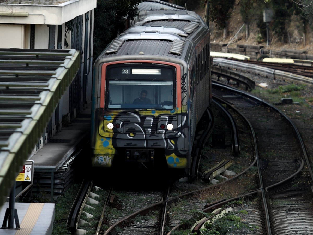 Δύο ανήλικοι επιτέθηκαν σε τρεις 15χρονους στον σταθμό του ΗΣΑΠ «Ηράκλειο» για να τους ληστέψουν