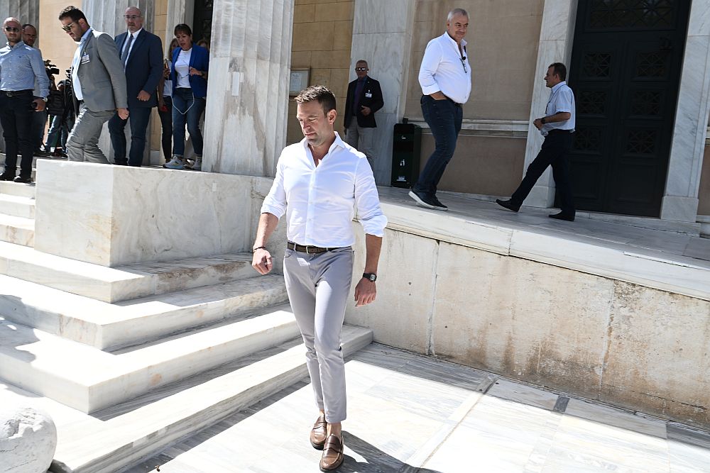 Στα γαλλικά χαιρέτησε τους δημοσιογράφους της Βουλής ο πρόεδρος του ΣΥΡΙΖΑ Σ.Κασσελάκης