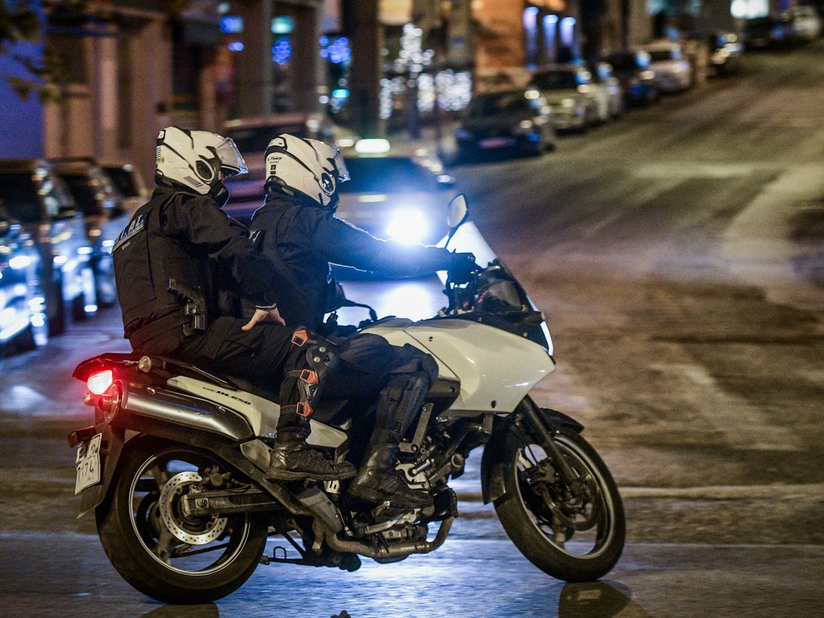 Καταδίωξη ξεκίνησε από το Κορωπί και κατέληξε στη Γλυφάδα – Χειροπέδες σε δύο άνδρες