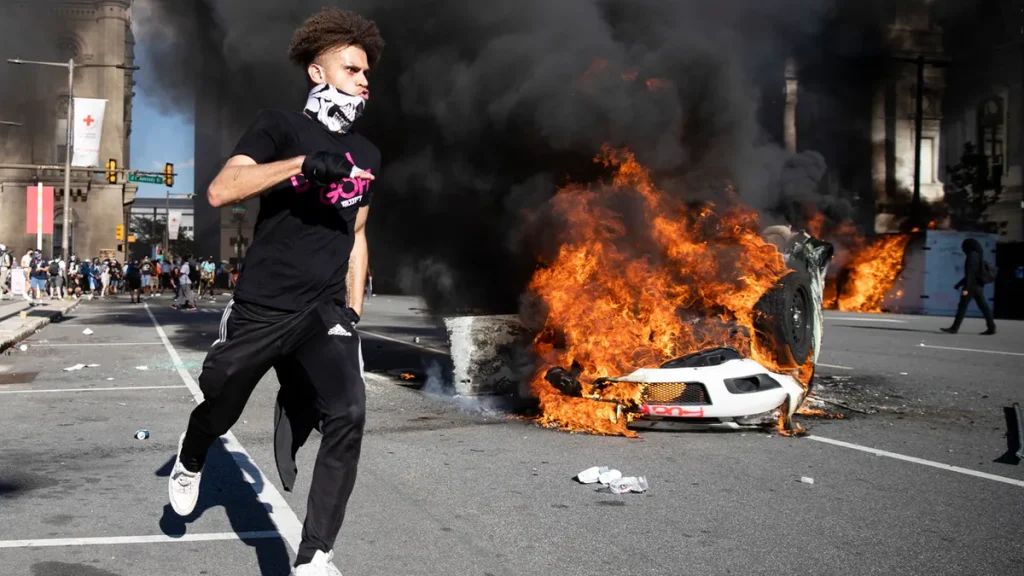 «Χάος» στην Φιλαδέλφεια των ΗΠΑ: Λεηλατήθηκαν εκατοντάδες μαγαζιά στο κέντρο της πόλης (βίντεο)