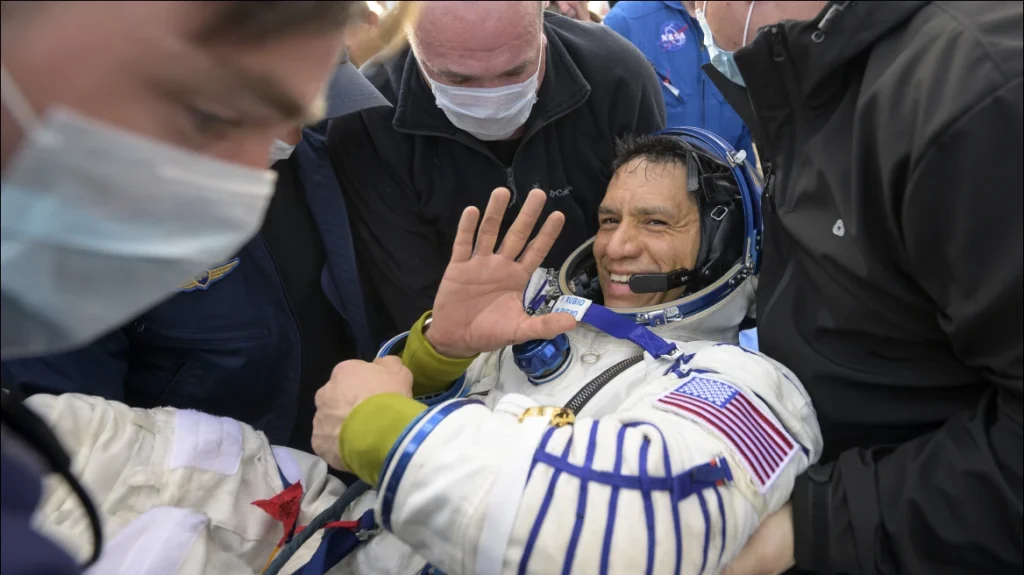 Ένας Αμερικανός και δύο Ρώσοι αστροναύτες έκαναν ρεκόρ παραμονής στον Διεθνή Διαστημικό Σταθμό
