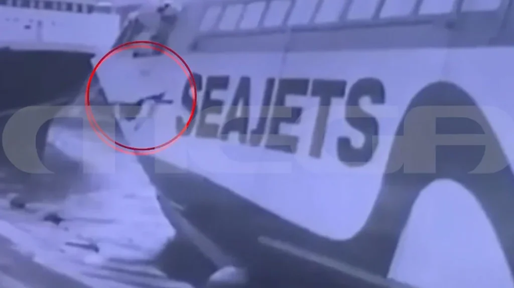 Βίντεο ντοκουμέντο: Η στιγμή που οι δύο ναυτικοί πέφτουν στη θάλασσα ενώ κάνουν εργασίες σε πλοίο στον Πειραιά